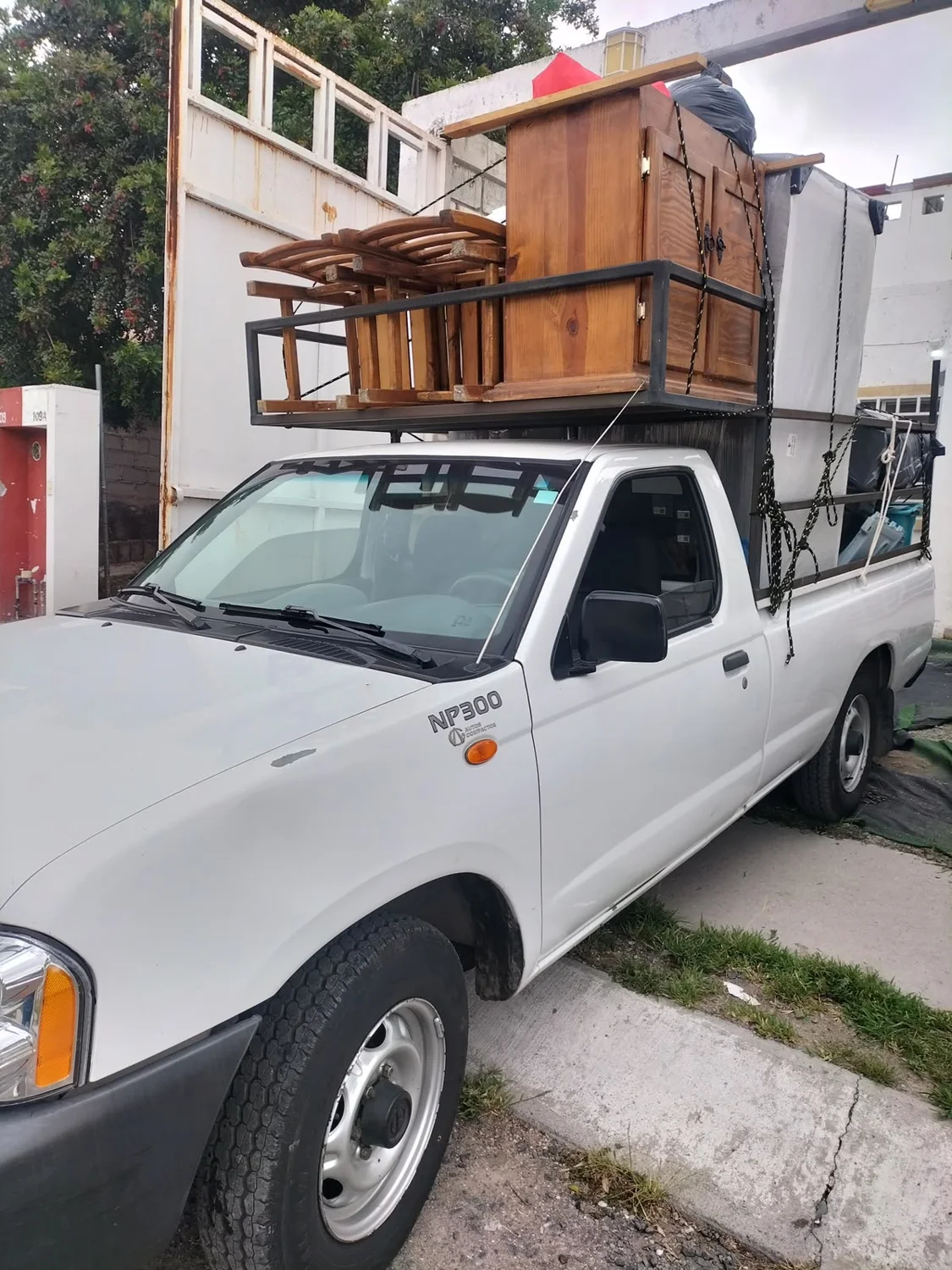 Camioneta de Fletes y Mudanzas Cristóbal transportando muebles